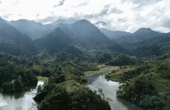 A misty mountain landscape in Honduras with lush green valleys and rivers.